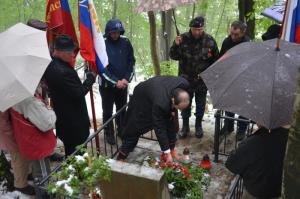 Ataše veleposlaništva Ruske federacije Vadim Kasparov je položil cvetje na grob neznanega ruskega vojaka.